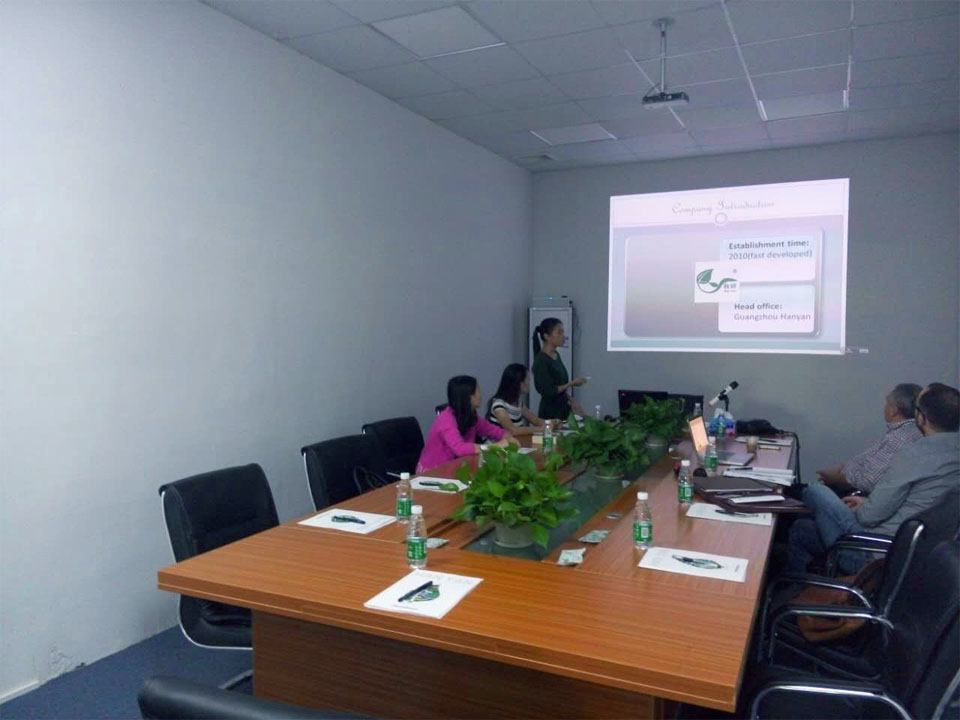 會(huì)議交流現(xiàn)場(chǎng) 意大利客戶跟韓研活性炭外貿(mào)總監(jiān)韓小姐(右二)合影留念